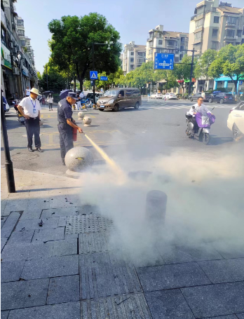 【力邦正能量】电瓶车自燃 两保安灭火
