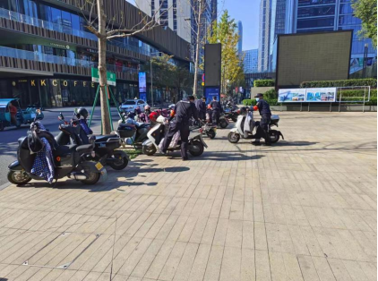 整治车辆乱停放 规范摆放整齐美 力邦保安协助城管交警助力文明城市创建