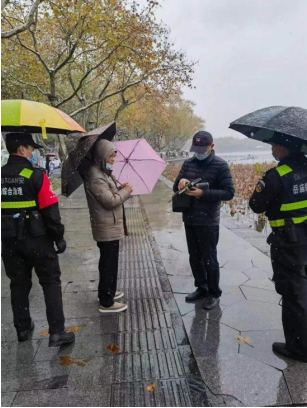保障雪天出行秩序 | 致敬风雪中最温暖的你们