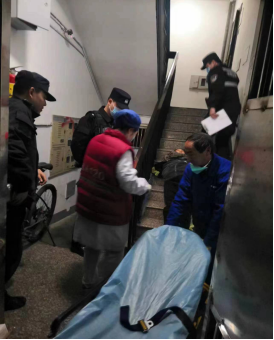 【力邦正能量】力邦保安争分夺秒送医救助晕倒女子
