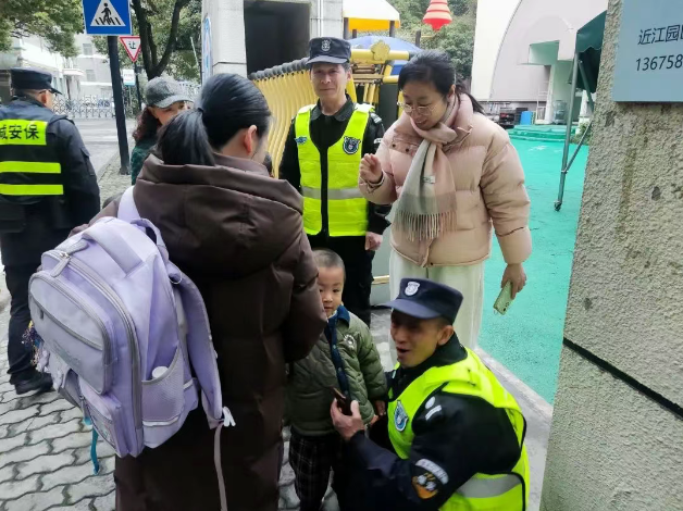 力邦安保正能量｜近江幼儿园安保队员温情助力孩童安全归家